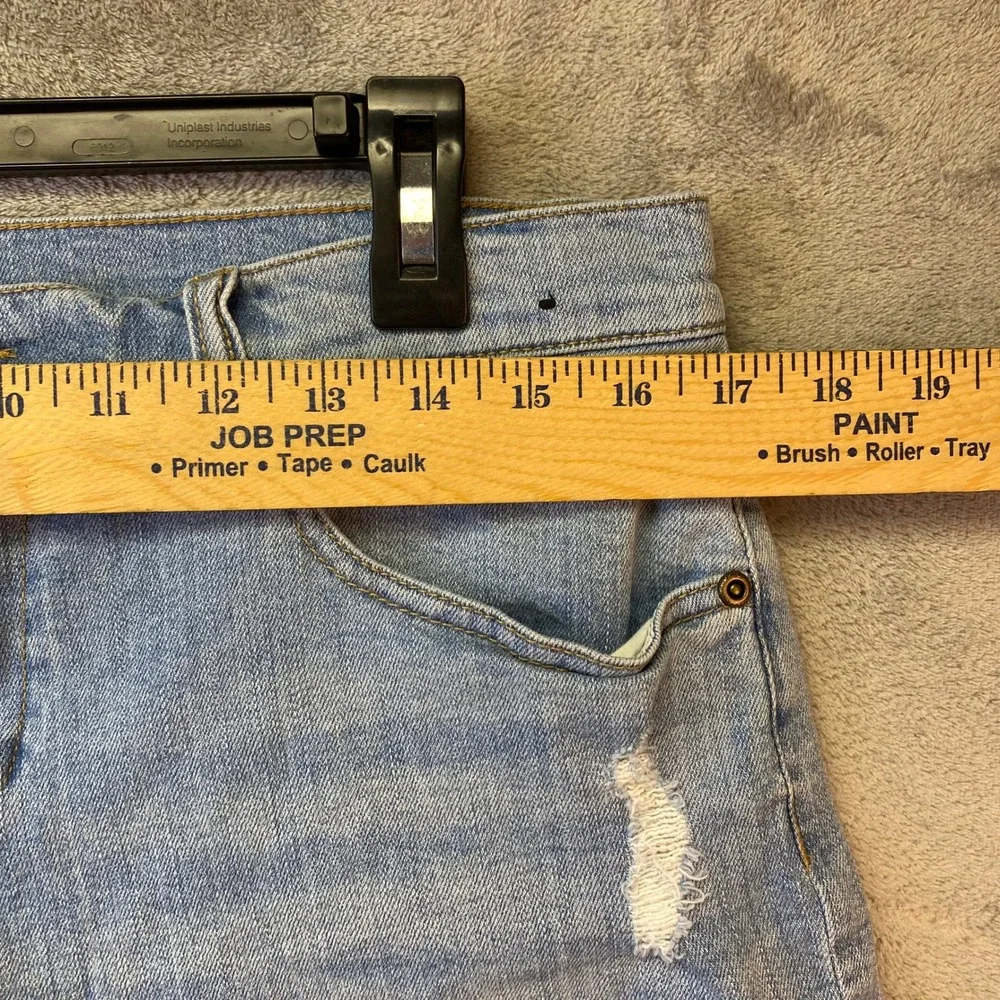 Soho New York & Company Distressed Light Wash Cuffed Denim Shorts Womens Size 6